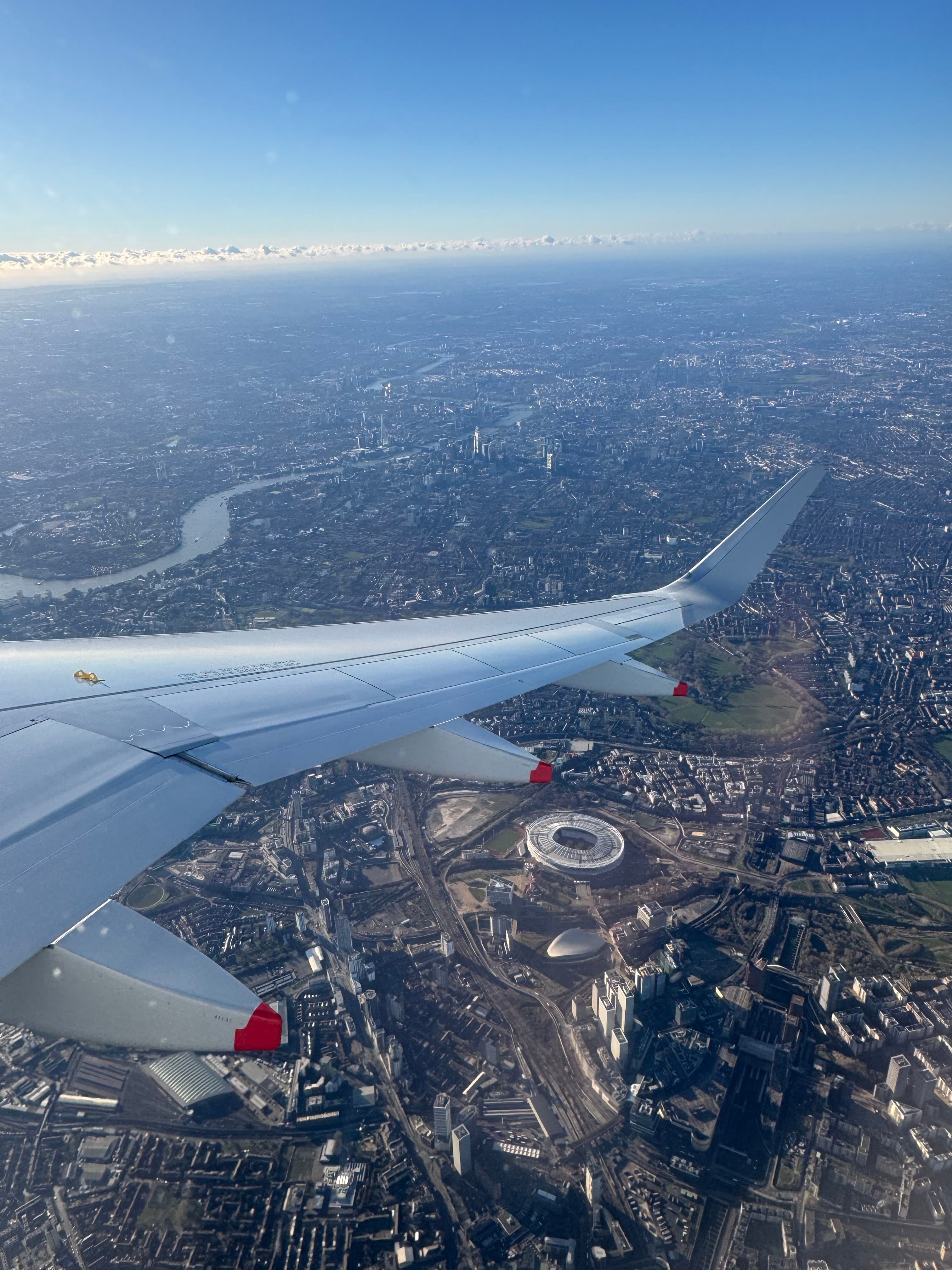 Fly der flyver ind over London Stadium